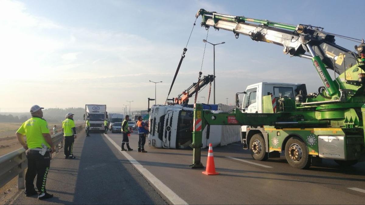 Pendik'te tır devrildi: 1 yaralı