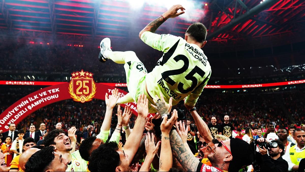 Galatasaray'dan Muslera ve Mertens'e veda: Tribnlerden duygusal koreografi