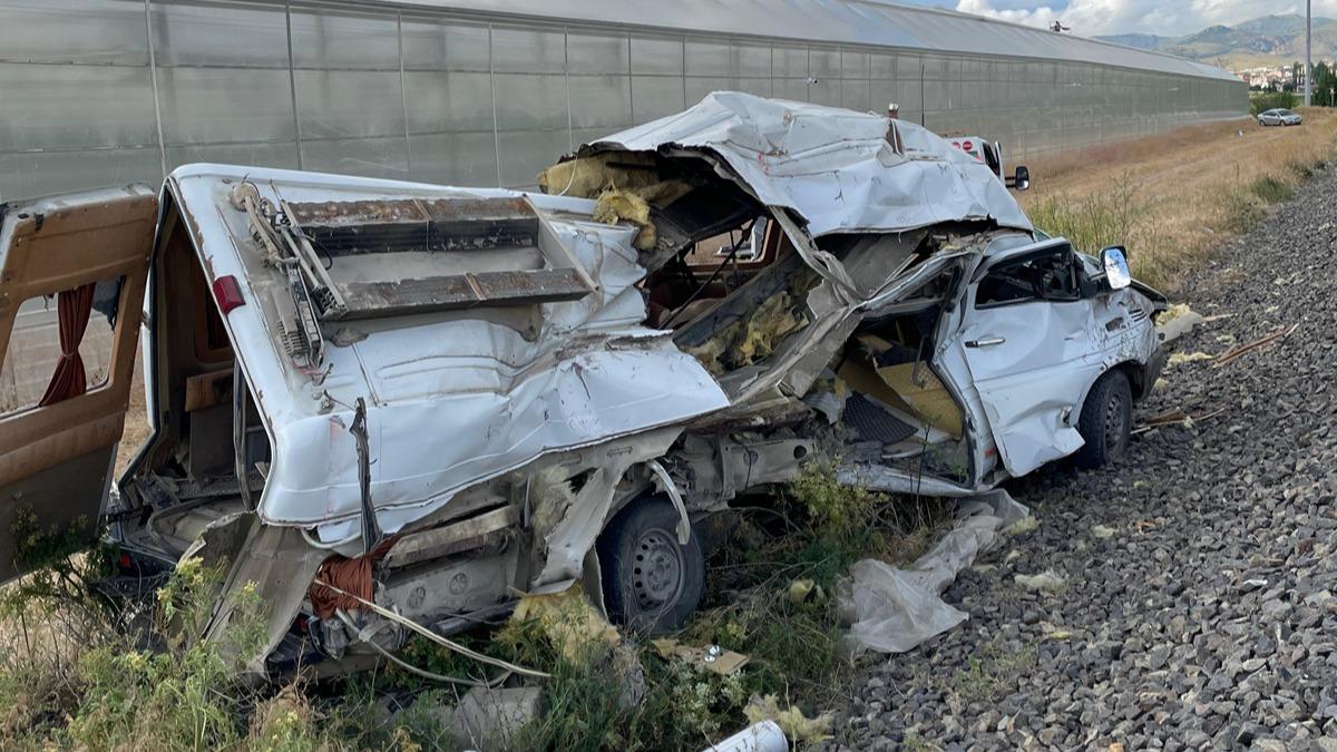 Afyonkarahisar'da tren minibse arpt: 1 yaral