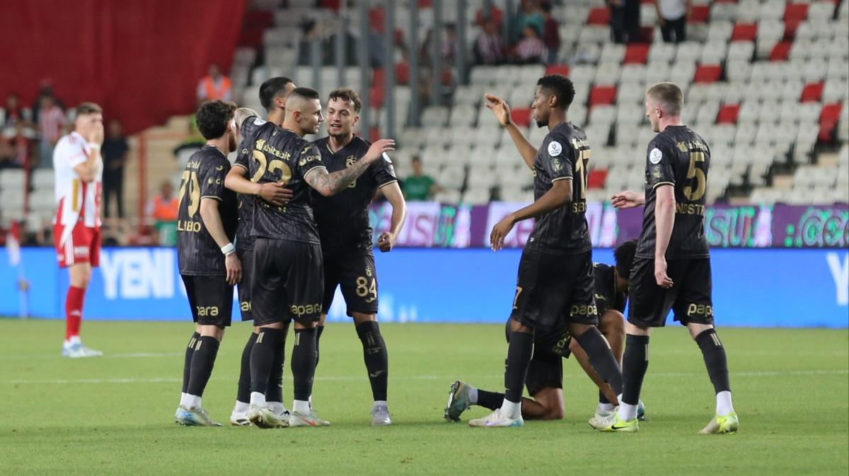 Trabzonspor, tarihi farkla ampiyonun gerisinde kald