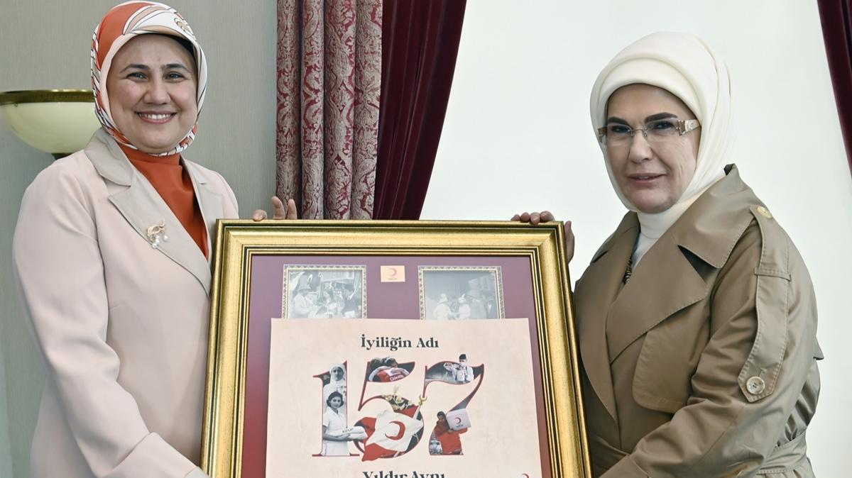 Emine Erdoan, Trk Kzlay'a kurban banda bulundu