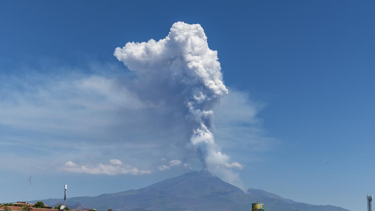 Etna Yanarda'nda patlama
