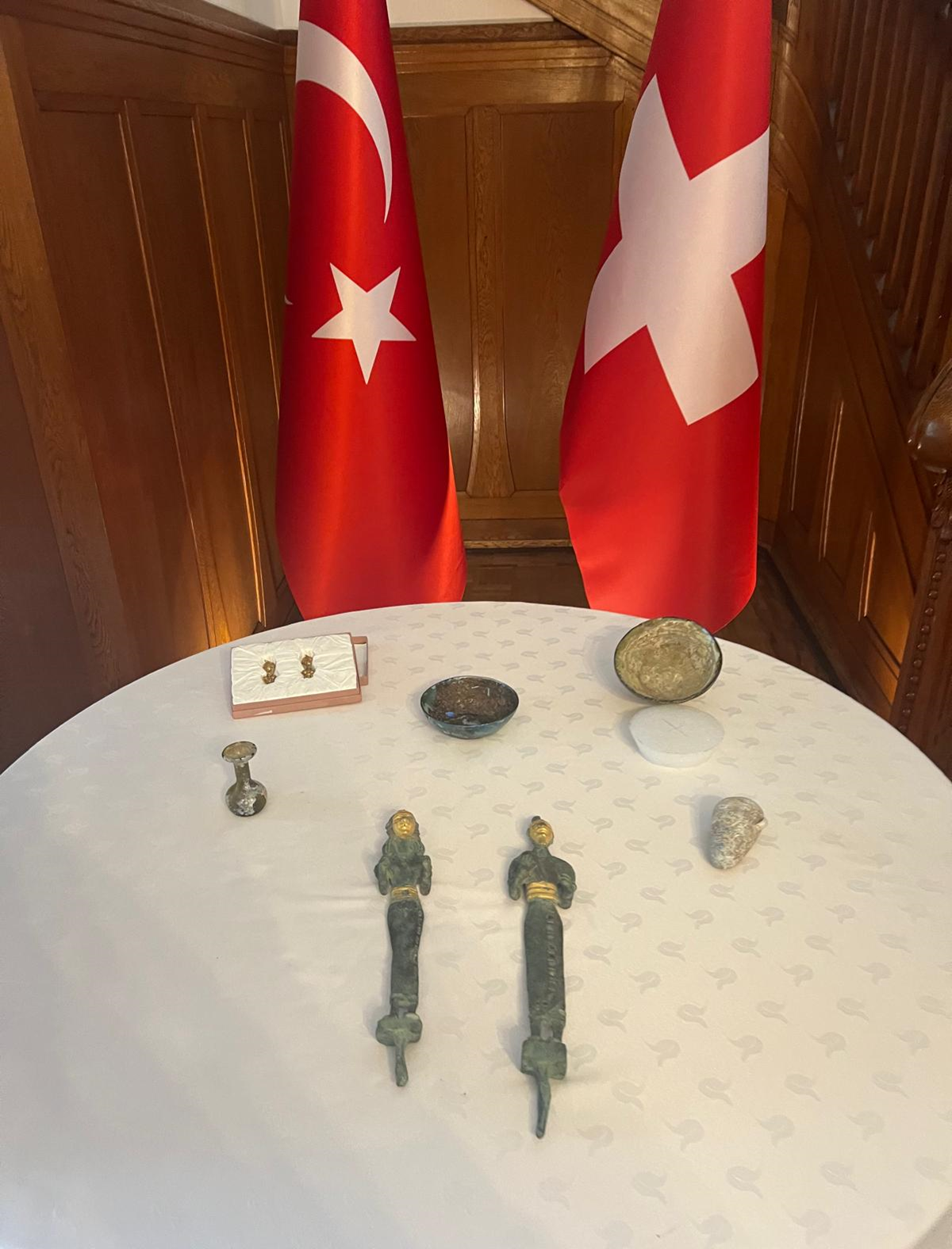 İsviçre, 7 parça tarihi eseri daha Türkiye'ye iade etti