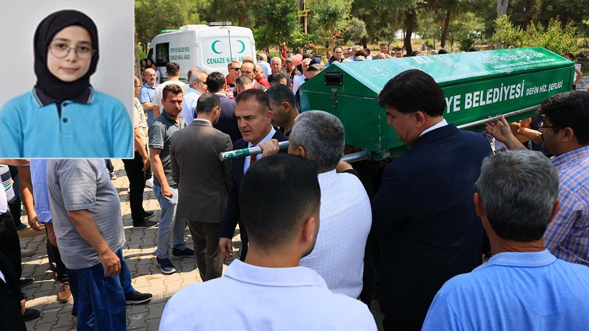 Depremde hayatn kaybetmiti! Gzyalaryla topraa verildi