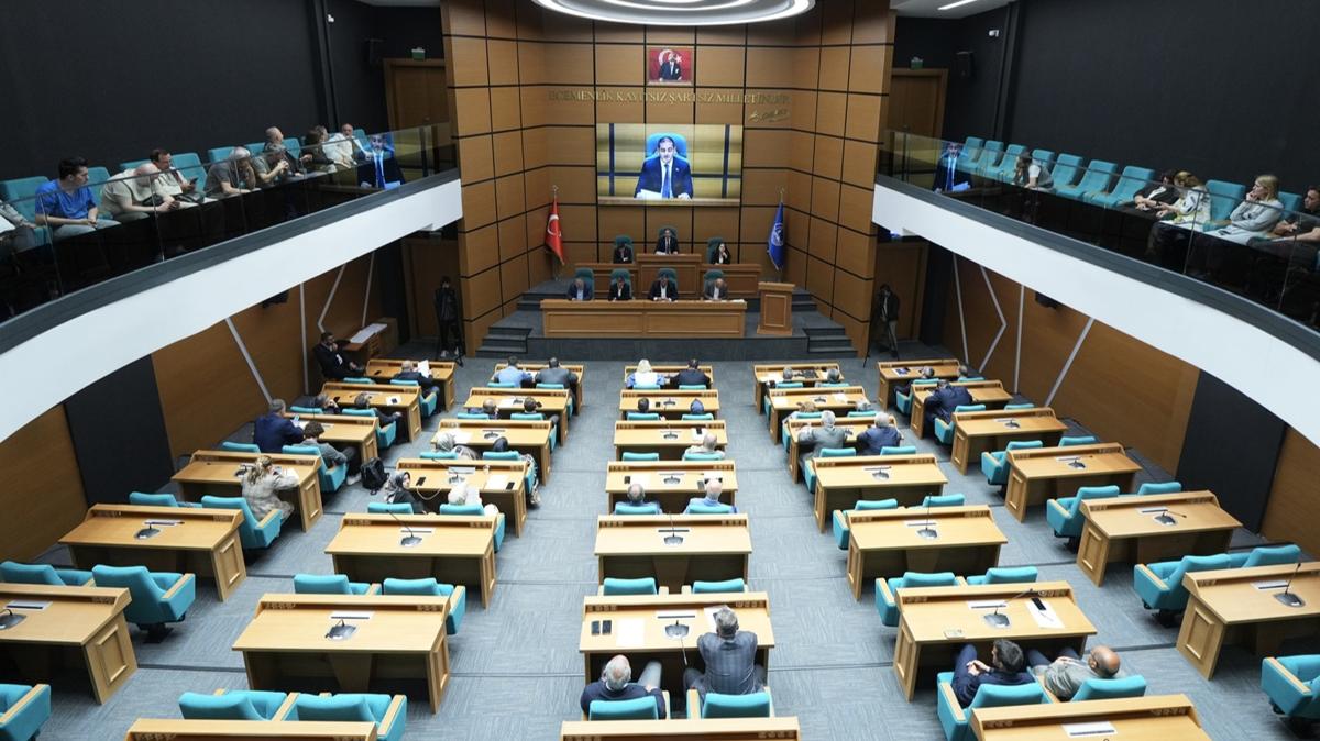 skdar Belediyesi'nin ''Trk Dnyas'' teklifine ''Boraltan Kprs'' hatrlatmal tepki