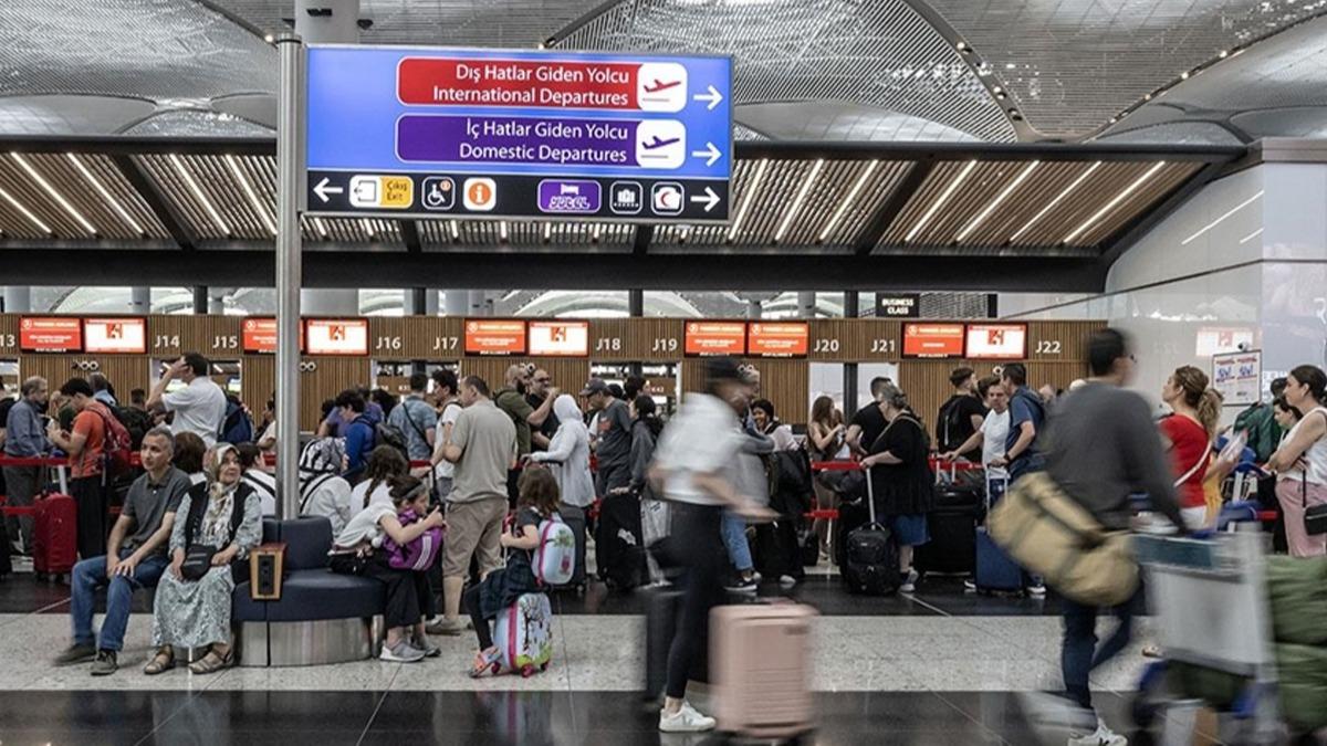 stanbul'daki havalimanlarnda bayram younluu yaanyor 