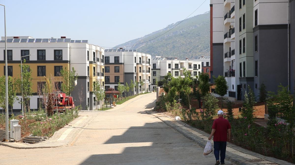 Depremde evini kaybedenler bayrama yeni yuvalarnda girdi
