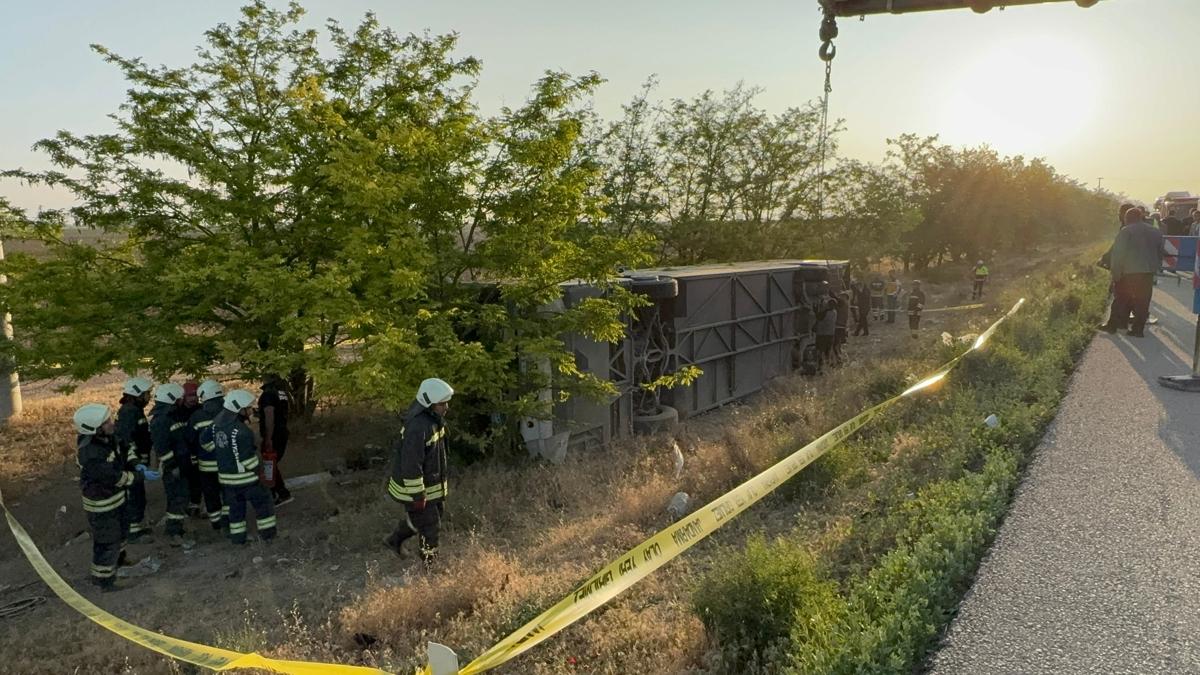 Konya'da kontrolden kan yolcu otobs devrildi: l ve ok sayda yaral var