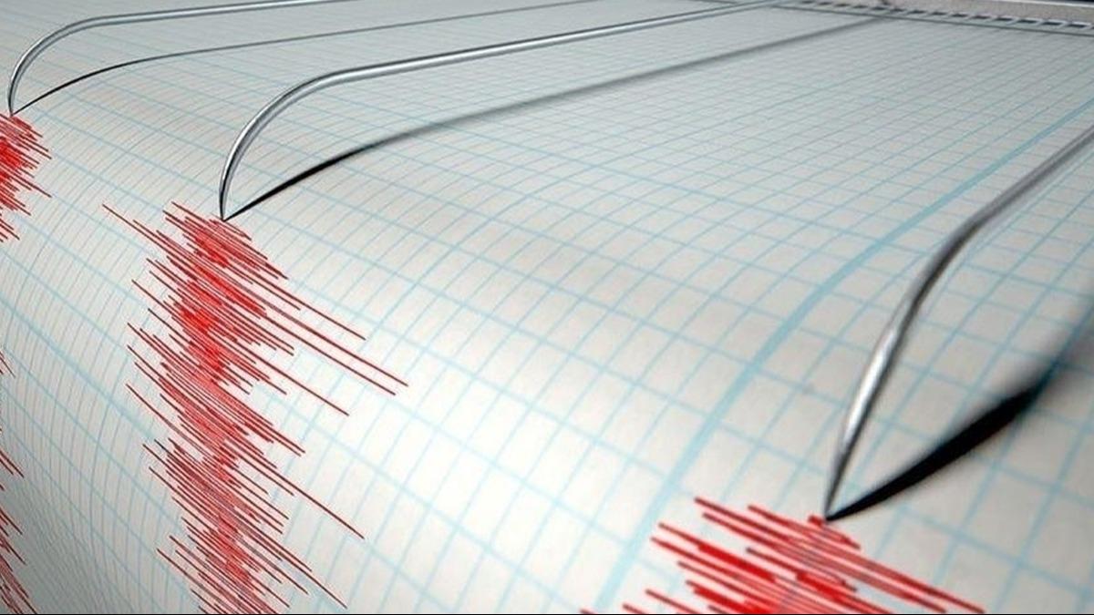 zmir'de korkutan deprem! evre illerden de hissedildi