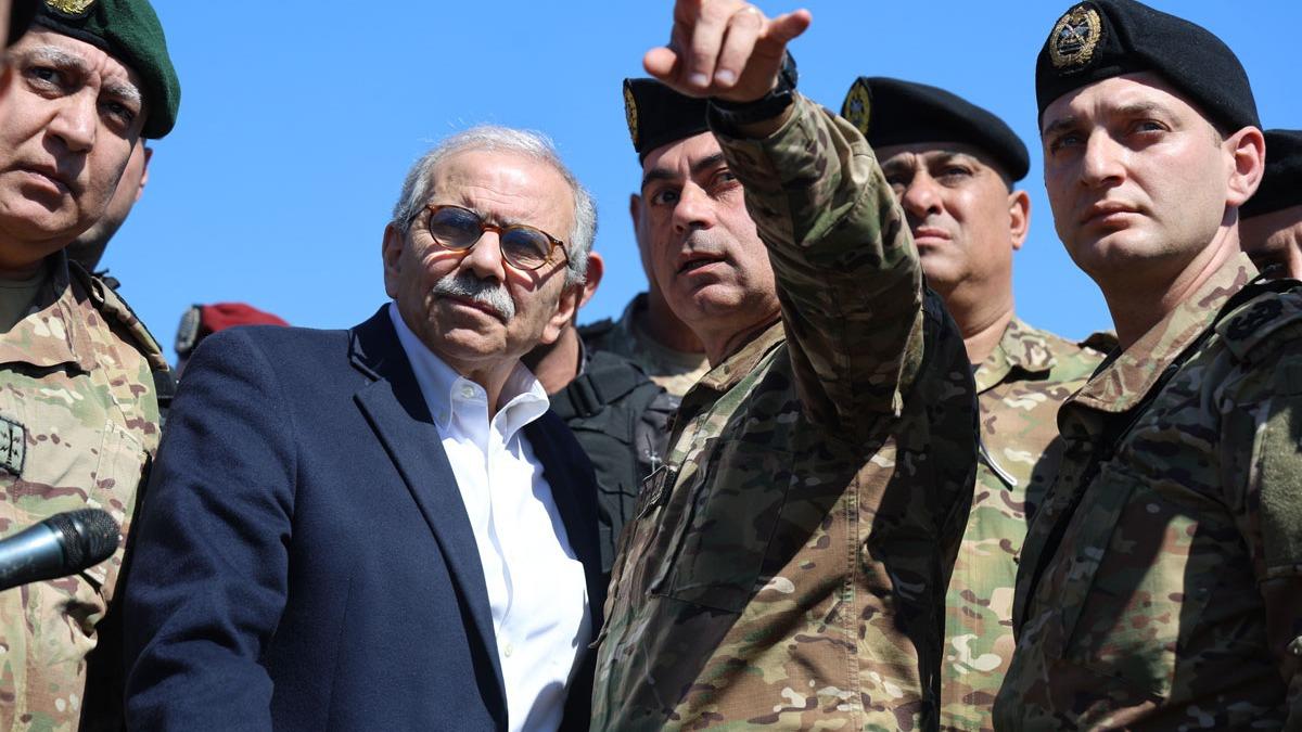 500'den fazla silah deposuna el koydular!