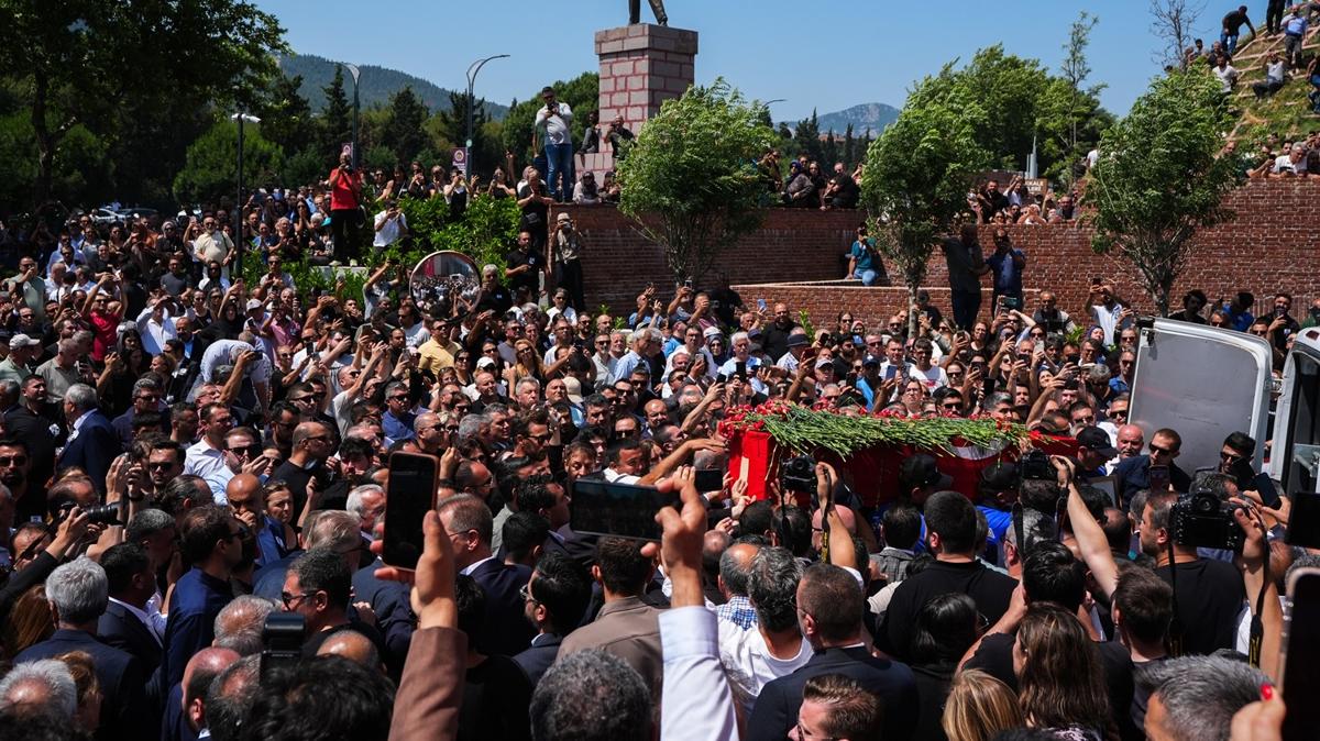 Manisa Bykehir Belediye Bakan Zeyrek iin belediye nnde tren dzenlendi