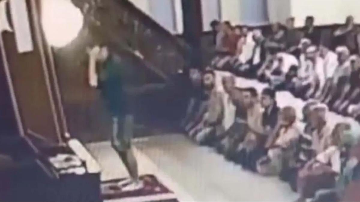 Mihraba karak namazla dalga geti! Cemaat gereini yapt