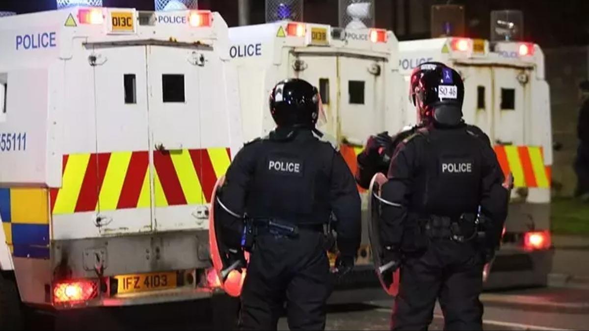 Kuzey rlanda'da gmen kart iddet byyor: 17 polis yaraland