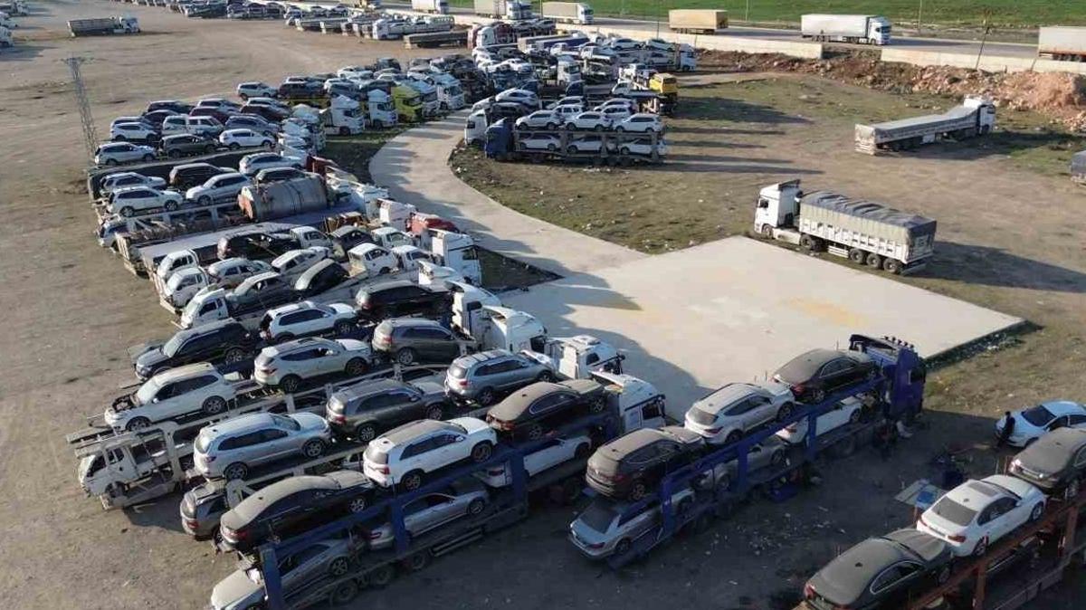Uzak Dou'dan getirildi! Hatay zerinden Suriye'ye otomobil kprs