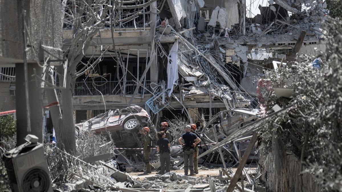 Tel Aviv-Tahran arasında tansiyon düşmüyor: İsrail ve İran'dan karşılıklı yeni saldırı