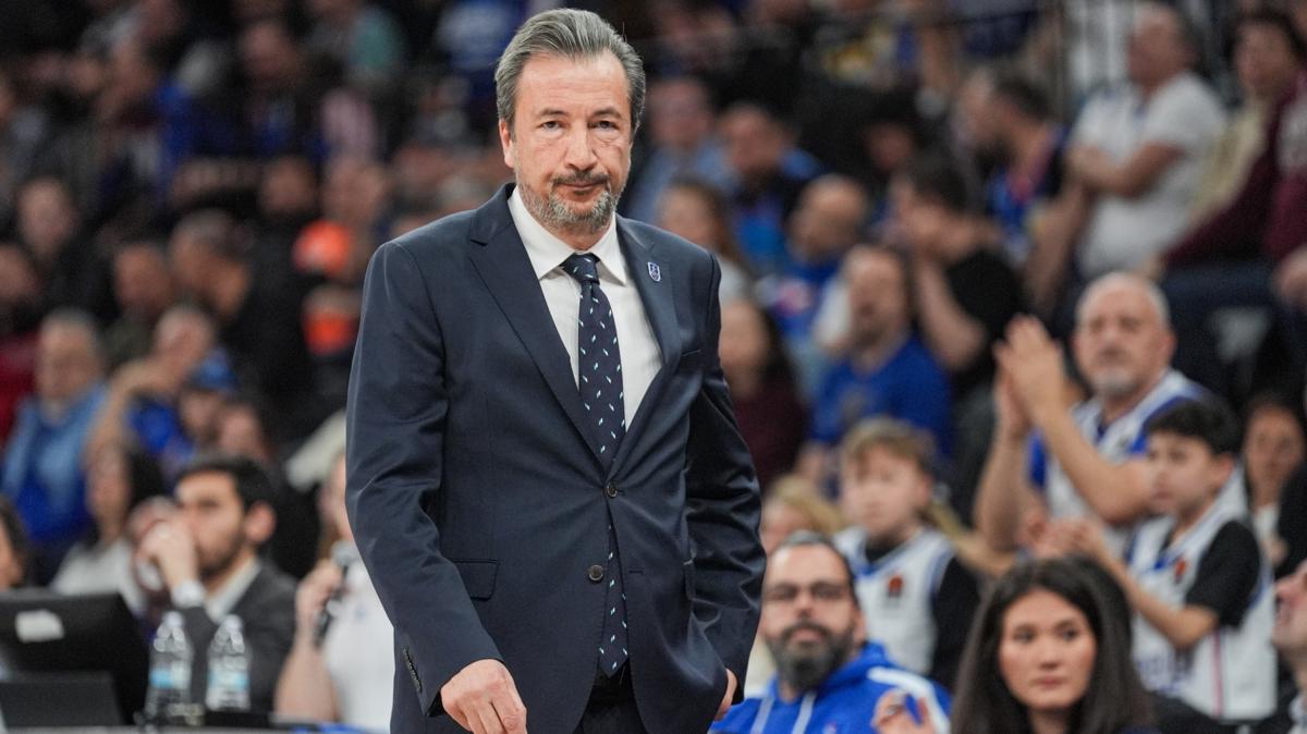 Anadolu Efes'te Luca Banchi dnemi sona erdi