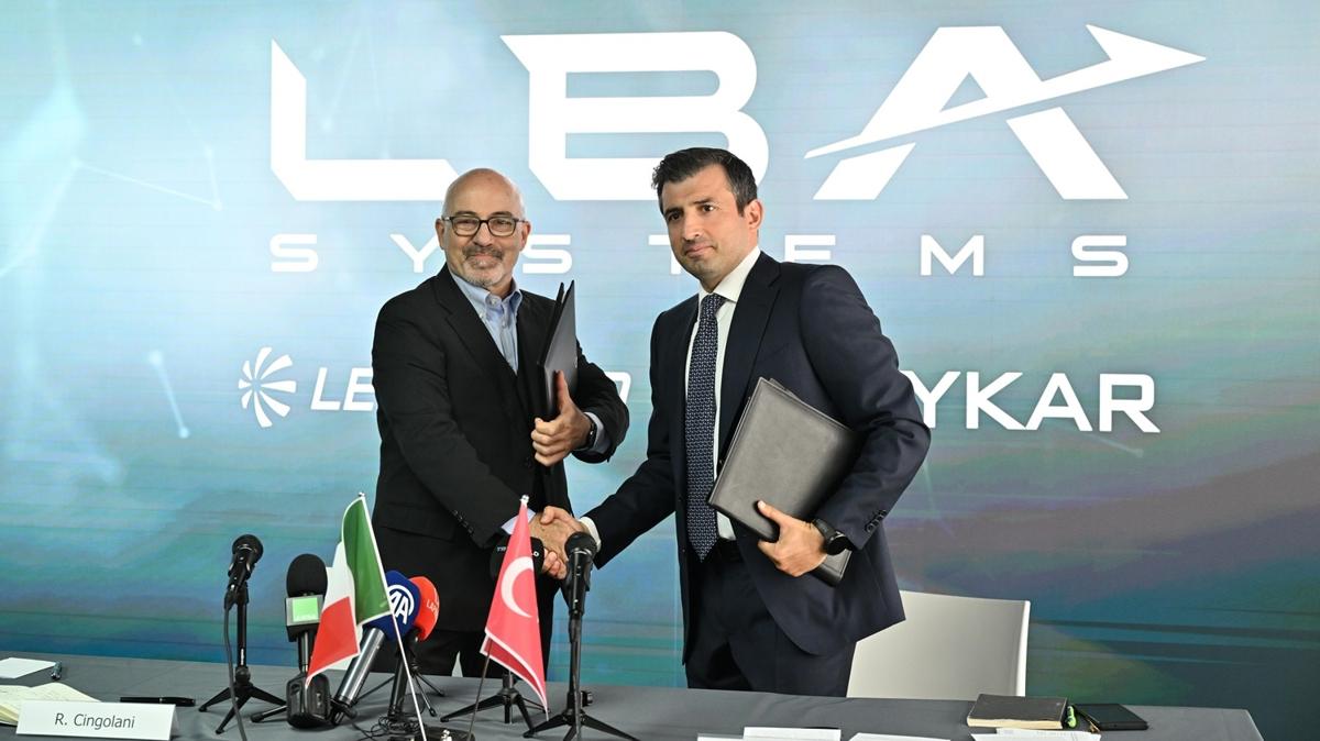 Baykar-Leonardo ortakl fuara damga vurdu! Bayraktar ile Cingolani imzalar att