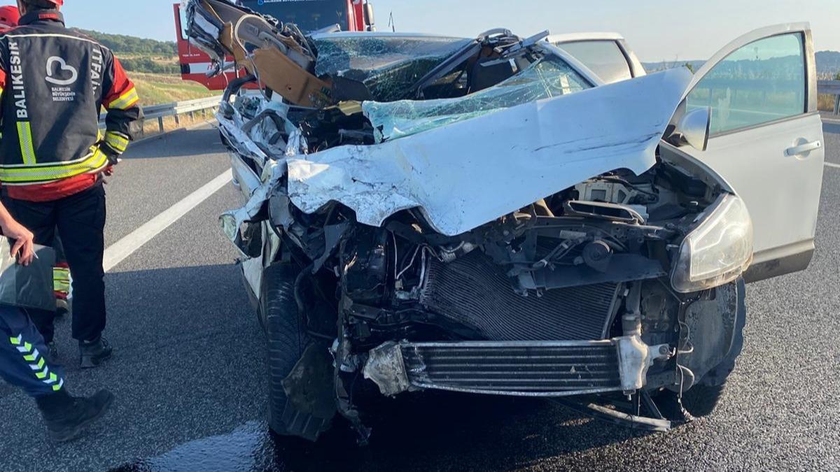 Balkesir'de tra arpan otomobildeki 2 kii ld, 2 kii yaraland