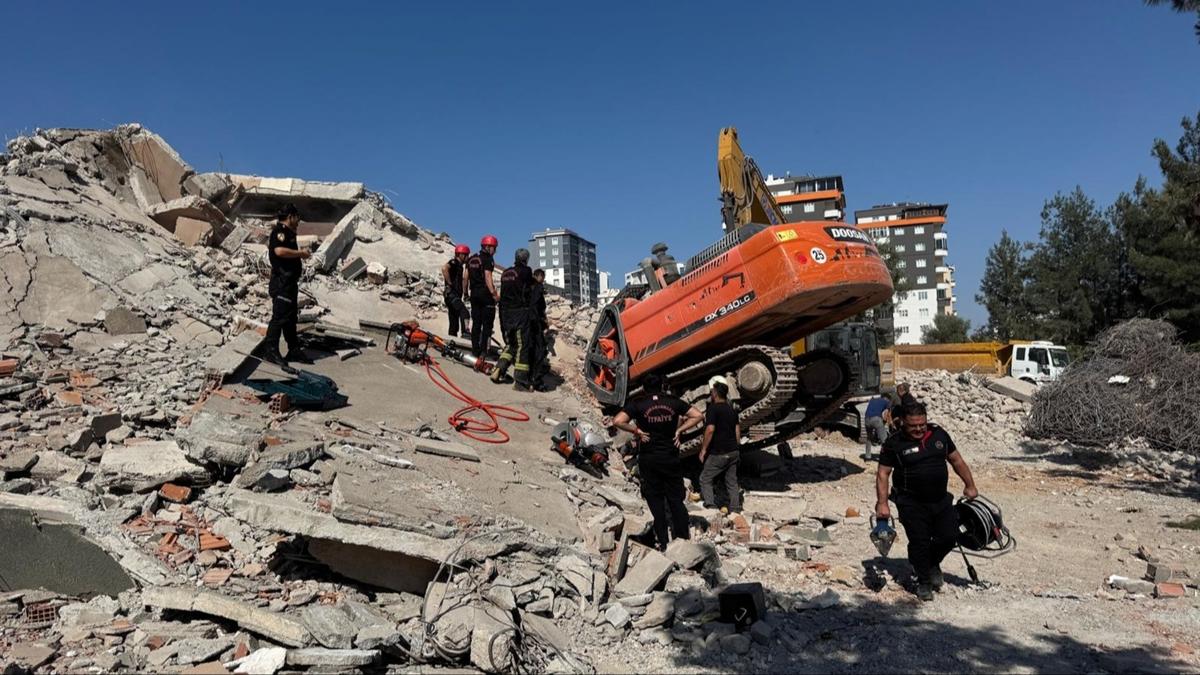 Kahramanmara'ta hasarl bina i makinesinin zerine devrildi