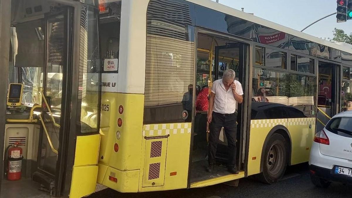 Krmz kta duramayan ETT otobs, baka bir ETT otobsne arpt