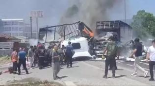 Sakarya'da korkunç kaza! İki tır çarpıştı, yangın çıktı