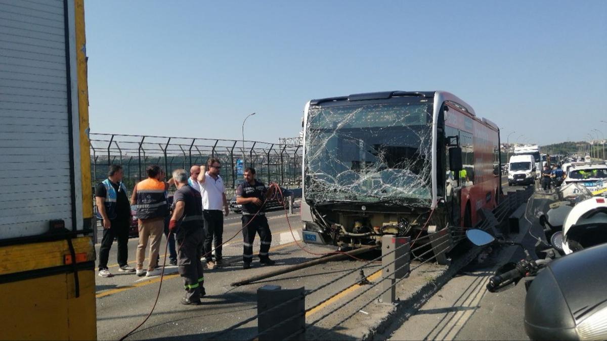 Metrobs yolunda kaza! Bariyerlere arparak durabildi