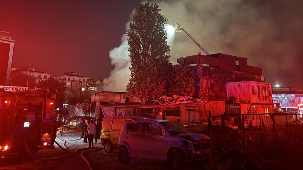 Bahelievler'de oto saniye sitesinde byk yangn