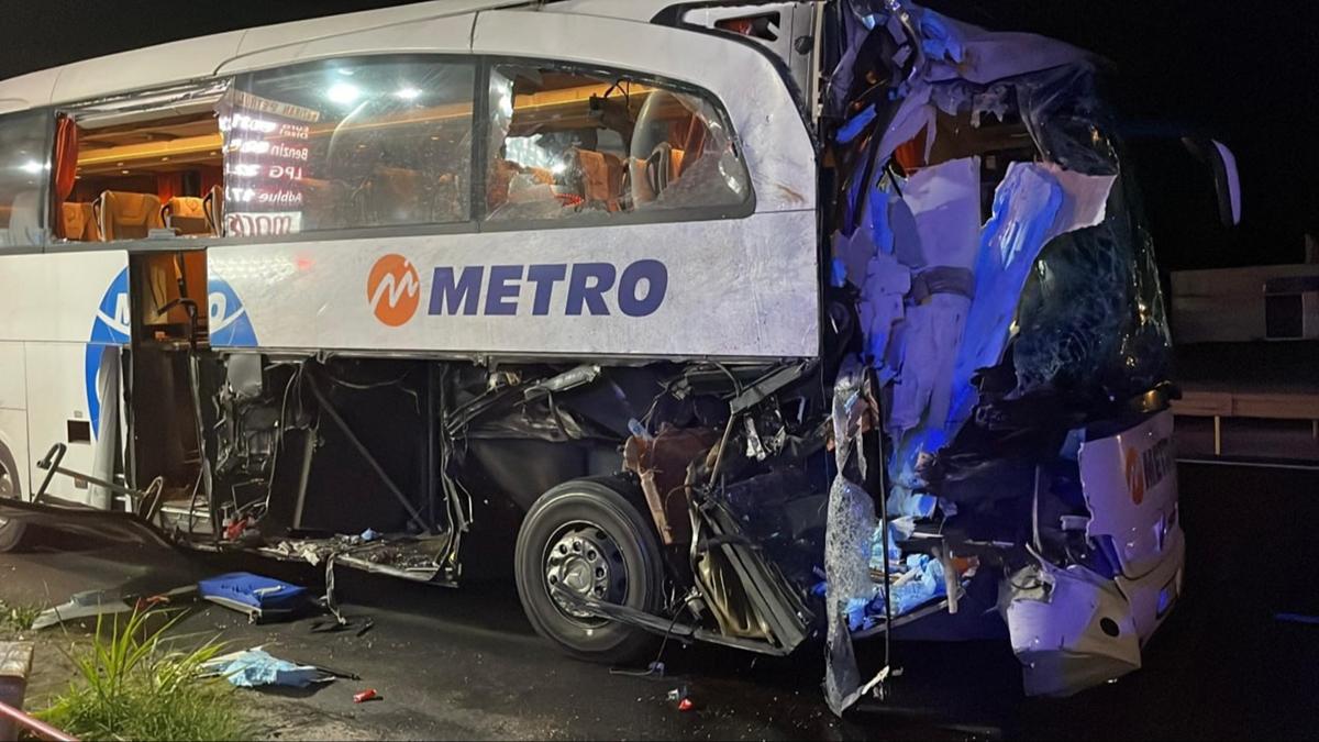 Sakarya'da yolcu otobsnn tra arpmas sonucu 12 kii yaraland