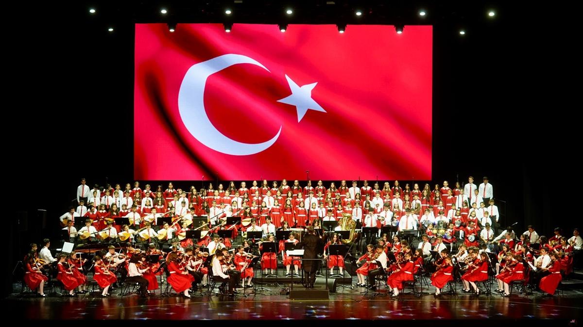 Minik yreklerden Gazze'ye at: AKM'de duygu dolu anlar