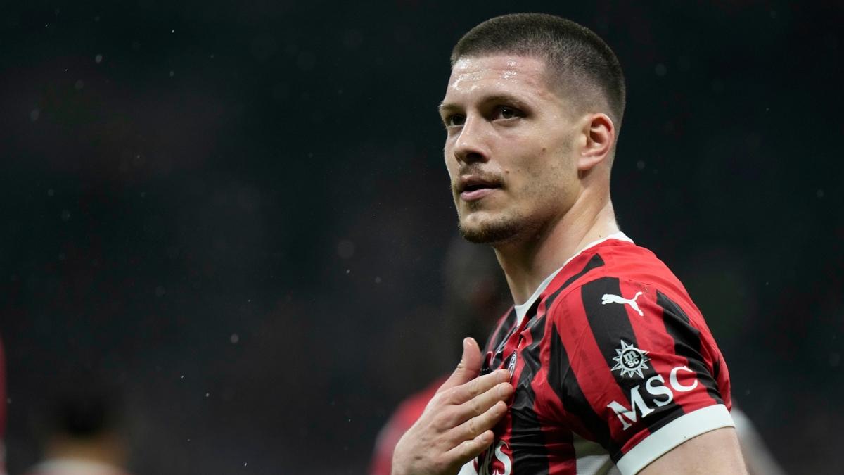 Luka Jovic kendisine kulp aryor