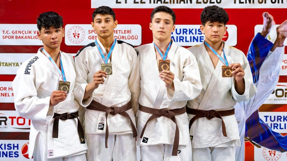 Ahmet Bura Ksa, Trkiye ncs oldu  