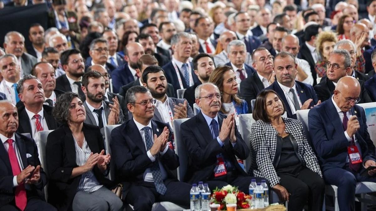 CHP'de koltuk sava! l bakanlarndan zgr zel'e oyun