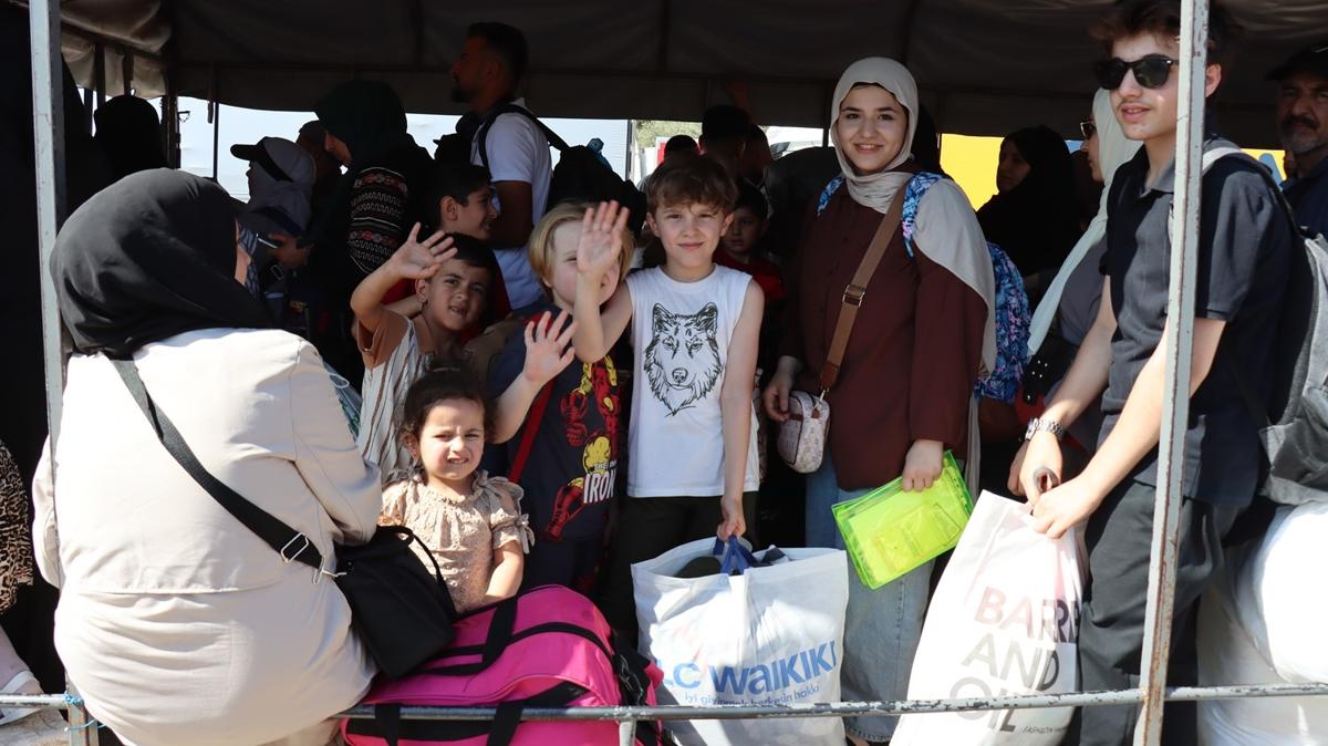 Okullar kapand, geri dnler hzland: Suriyeliler lkelerine akn ediyor 