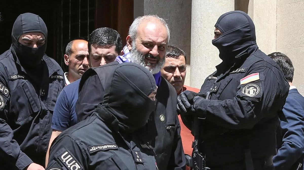Ermeni Apostolik Kilisesine ''darbe'' operasyonu