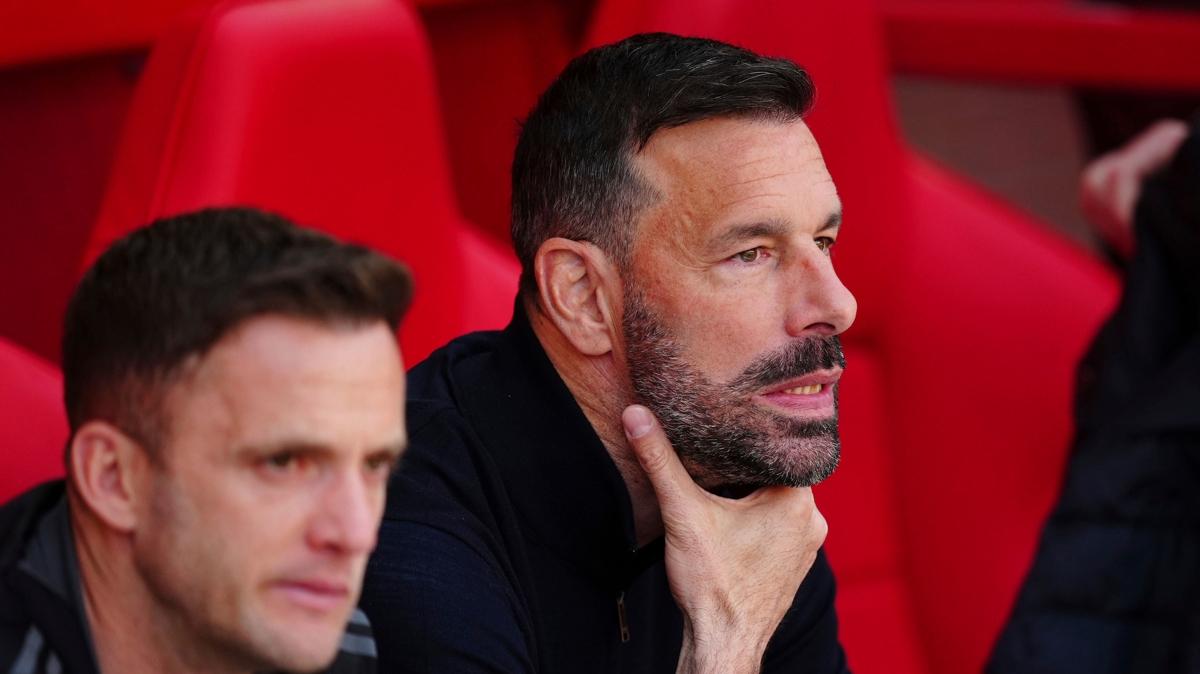 Leicester City'de Ruud van Nistelrooy dnemi sona erdi