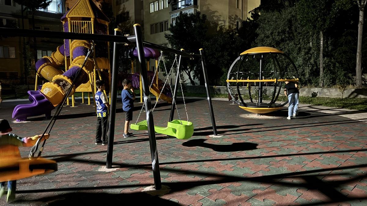 Parkta oynarken kalbi duran ocuk kalp masajyla hayata tutundu