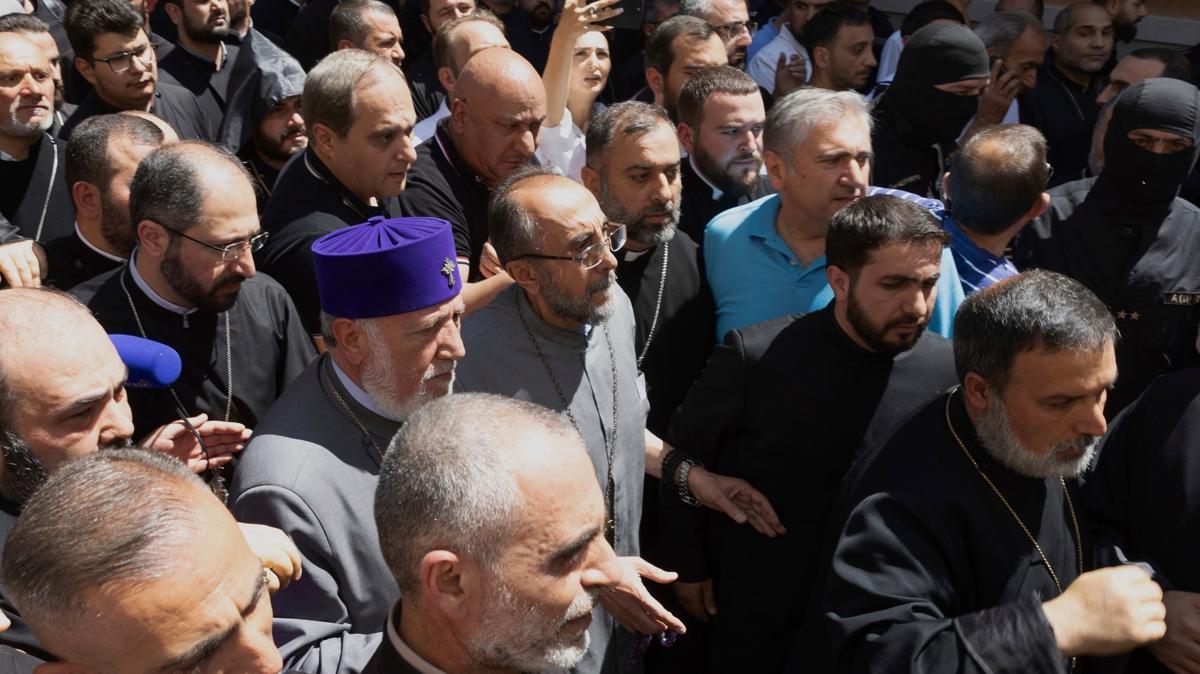 Ermenistan'da darbe giriimi operasyonu: Bapiskopos Ajapahyan tutukland