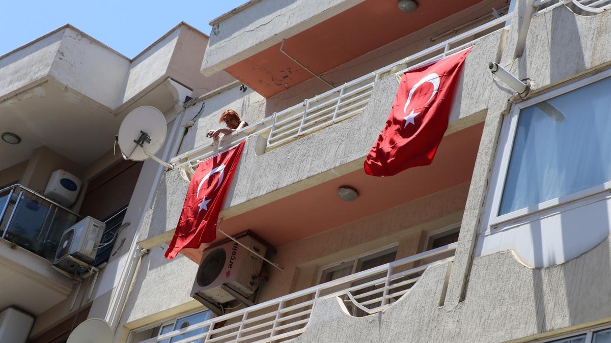 ehit Pilot Albay Maden'in zmir'deki babaevine Trk bayra asld