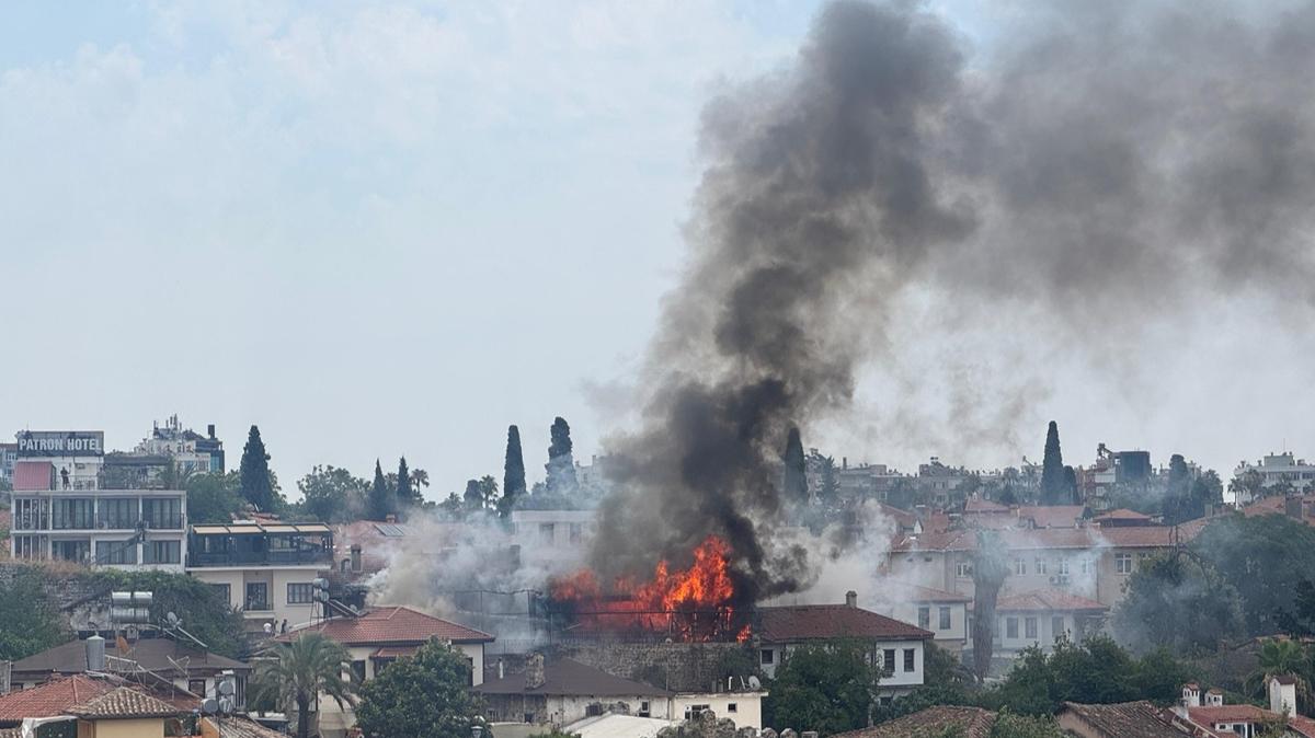 Antalya'da tarihi Kaleii'nde kan yangn kontrol altna alnd