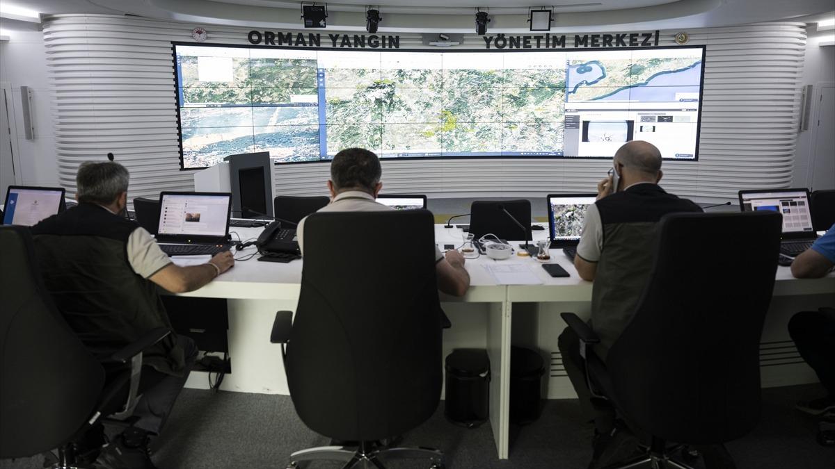 Orman yangnlaryla mcadele! ''Beyin takm'' aalara siper oldu