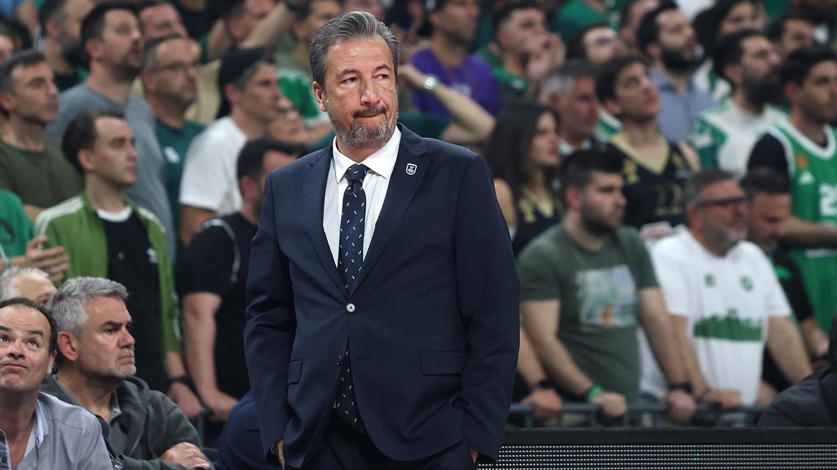 Anadolu Efes'te Luca Banchi dnemi sona erdi