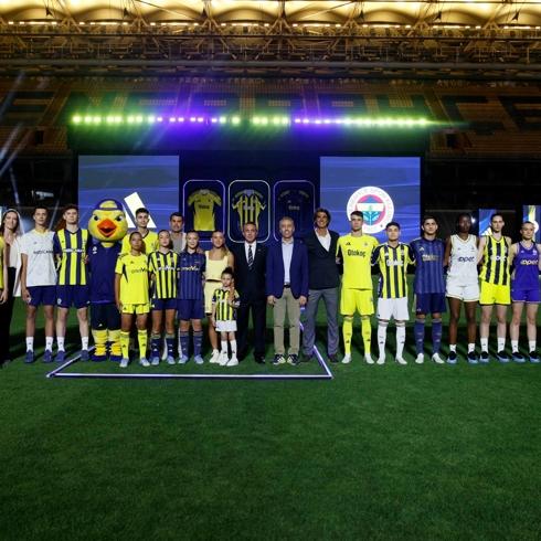 Fenerbahçe yeni sezon formalarını tanıttı