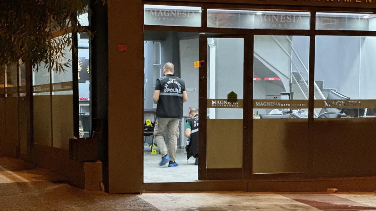 Manisa'da emlak ofisinde silahl kavga: 1 l