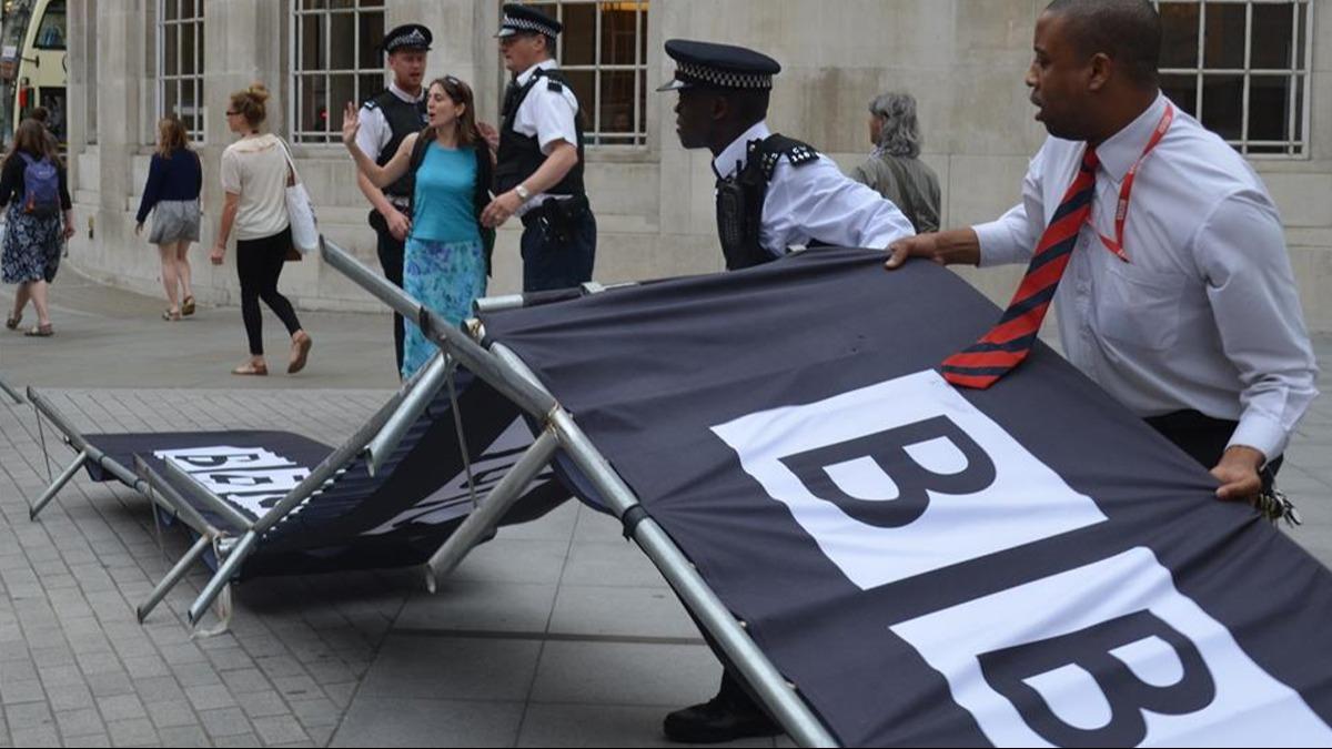 ngiliz nller soykrm yanls BBC iin ayakland: Robbie Gibb istifa!