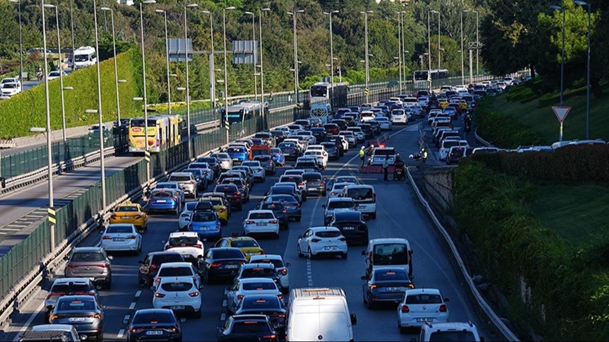 stanbul'da bitmeyen trafik ilesi: Younluk yzde 80'e yaklat