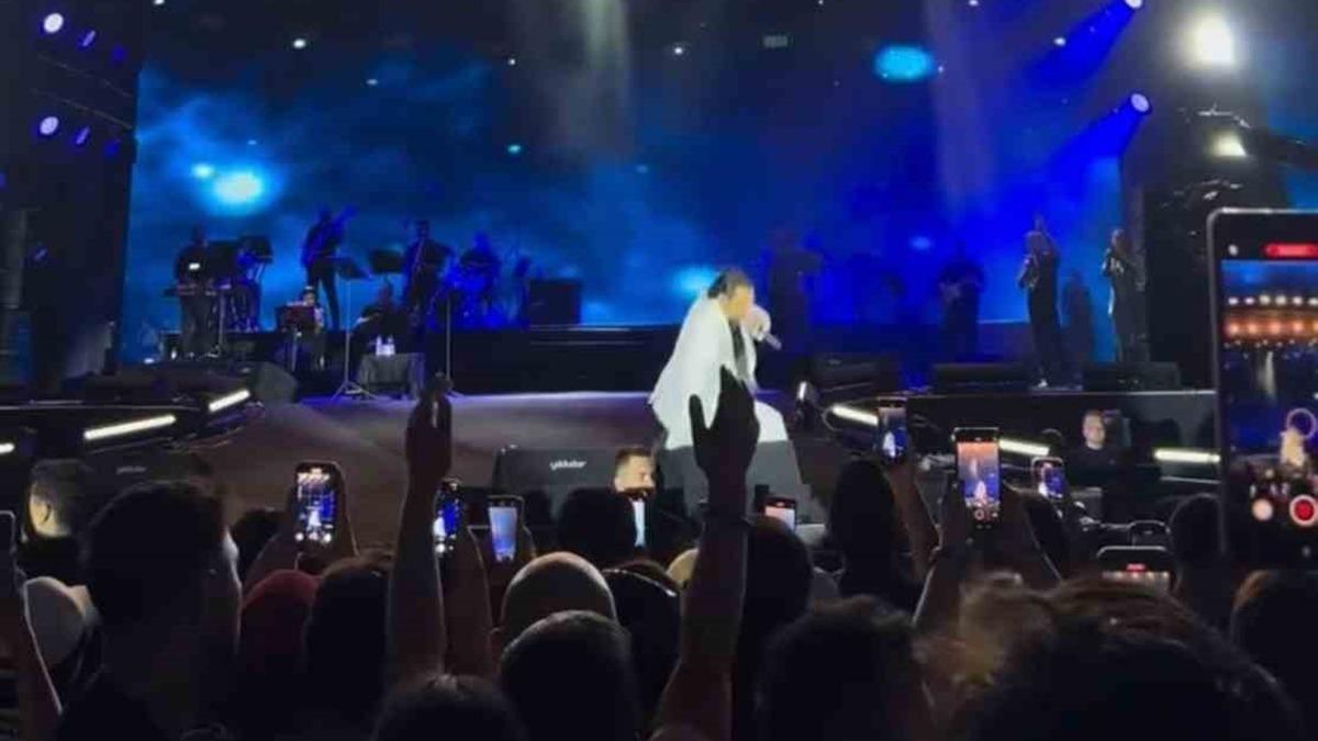Bursa konserinde talihsiz an: Bayhan yere dt