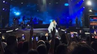 Bursa konserinde talihsiz an: Bayhan yere düştü