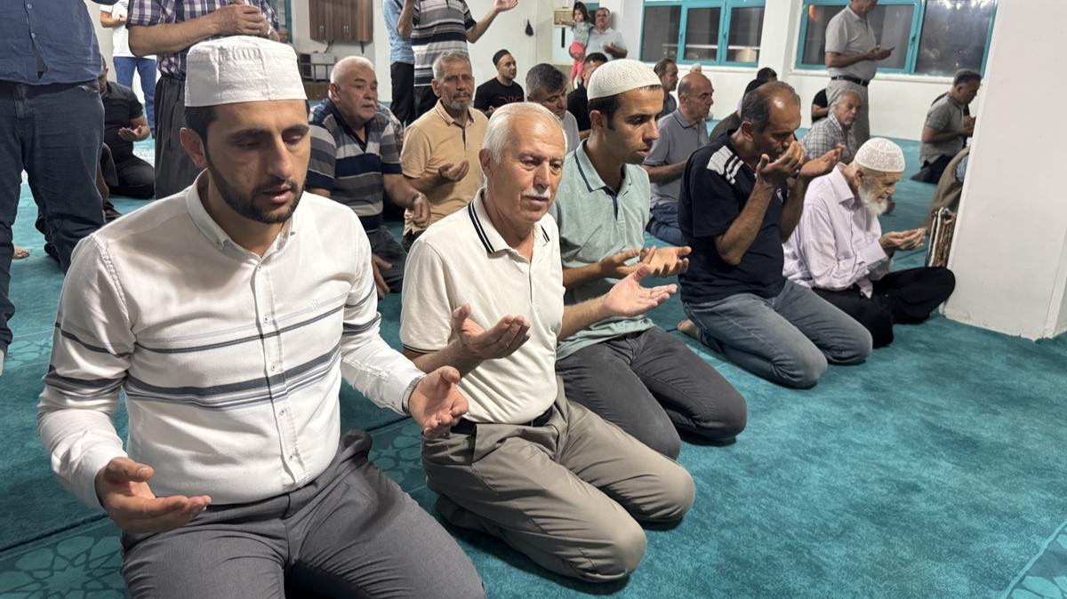 Camilerde dua zinciri: Yangınların bitmesi için eller semaya açıldı