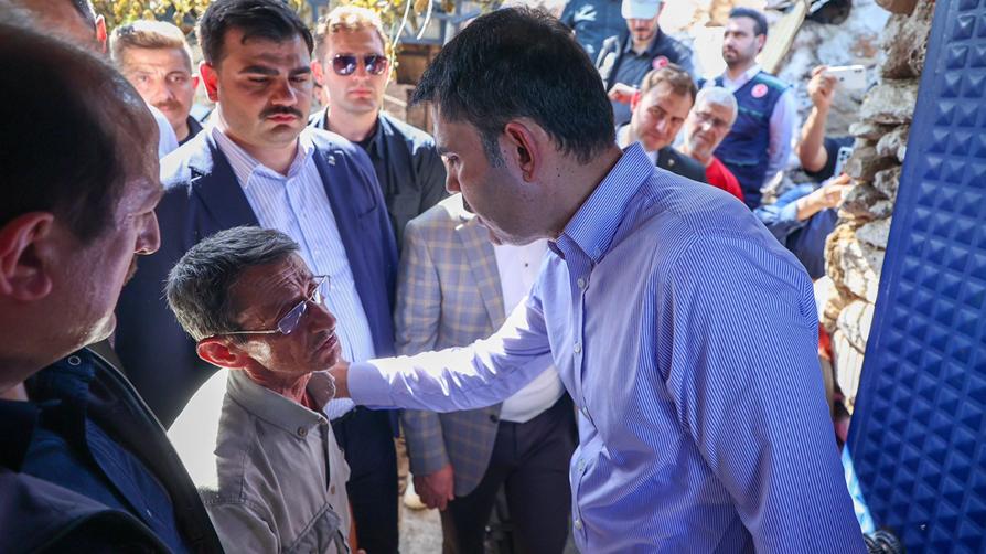 Bakan Kurum gözyaşı döken vatandaşı teselli etti