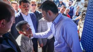 Bakan Kurum gözyaşı döken vatandaşı teselli etti